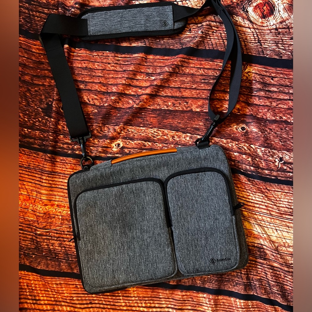 Tomtoc computer shoulder bag with strap!